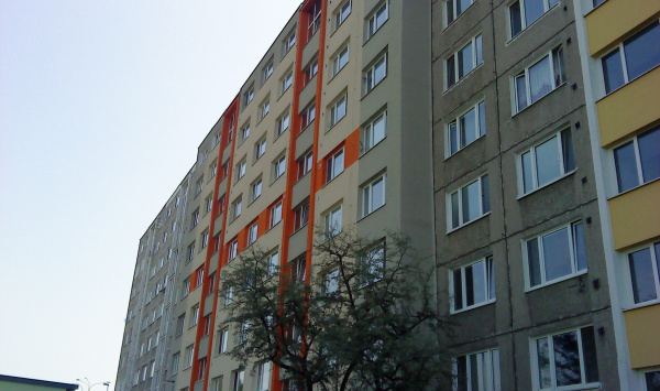 Zateplenie bočnej časti fasády. Realizácia prebehla na ulici Povstania českého ľudu